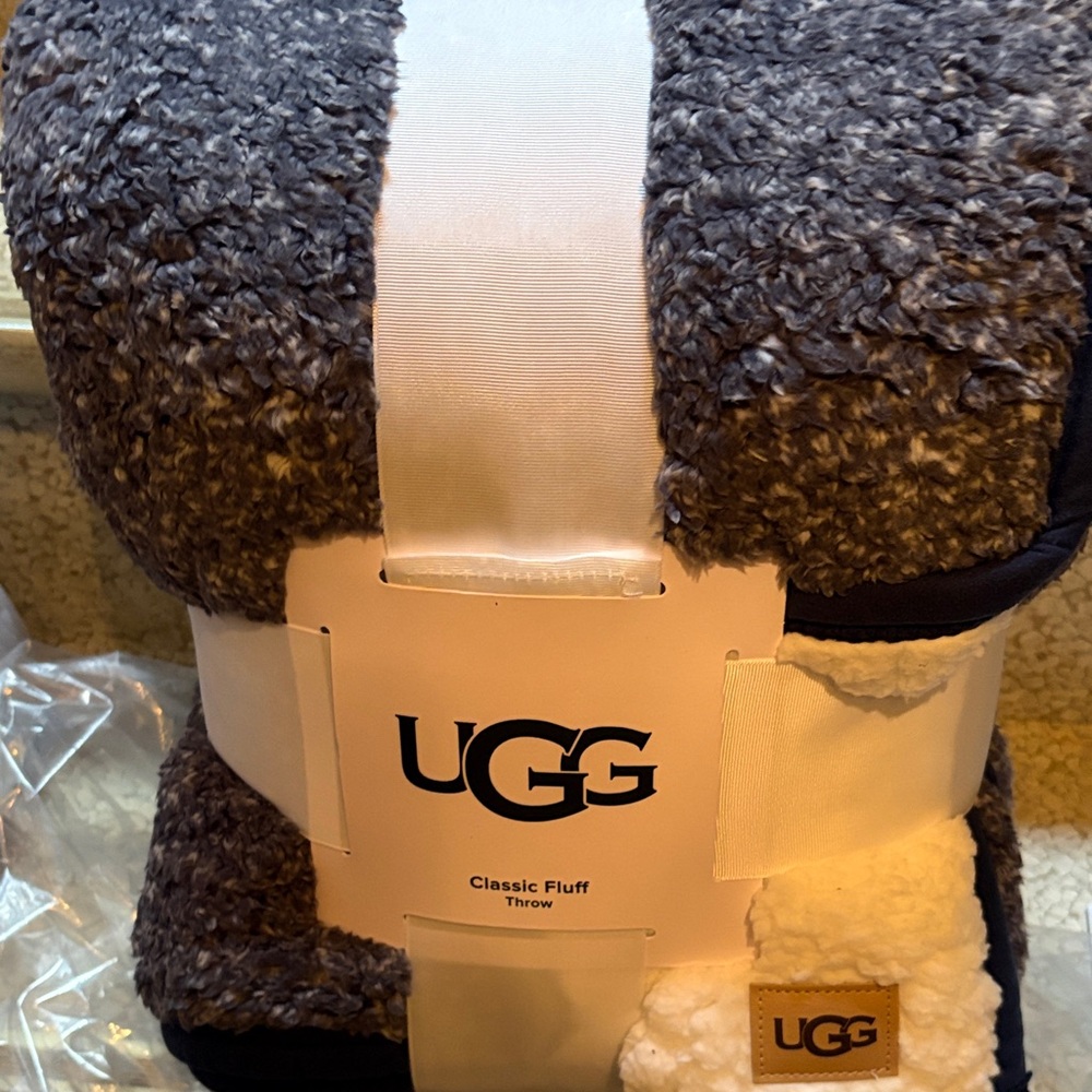 UGG Classic Fluff Throw in blue and Ivory